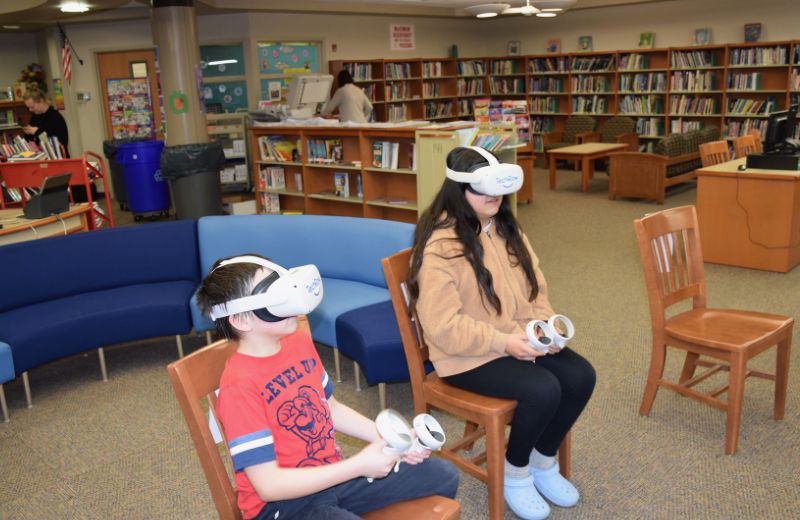Middle school lessons enhanced with VR headsets